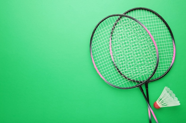 Volante y raquetas de bádminton en verde.