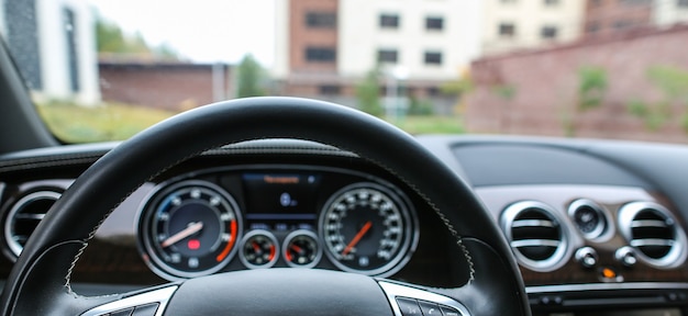 volante y salpicadero en el coche.