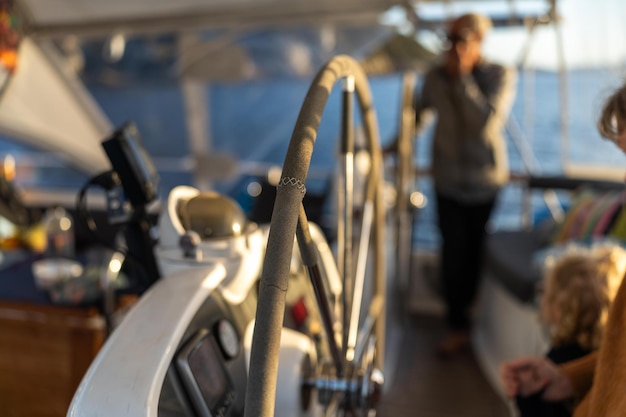 el volante de un yate en un barco el capitán dirige el buque con el nieto en australia