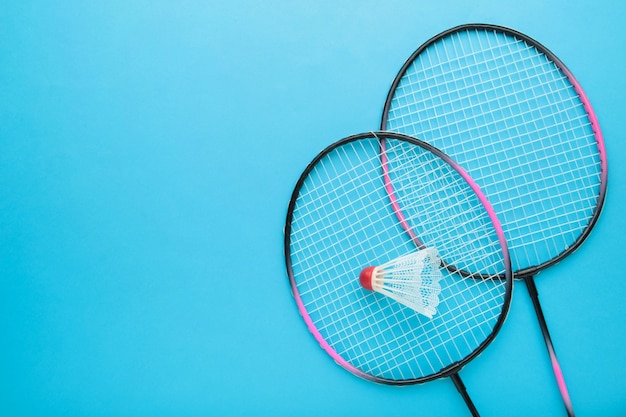 Foto volantes y raqueta de bádminton. equipo de bádminton con espacio de copia.