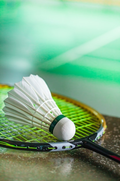 Foto volantes y raqueta de bádminton.