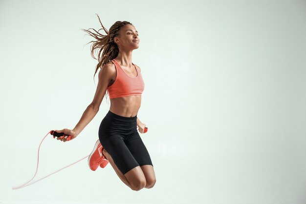 bonito joven sonriente mujer haciendo Deportes en el Mañana en elegante  deporte atuendo ropa de deporte, flaco fuerte cuerpo, sano ajuste estilo de  vida 29068815 Foto de stock en Vecteezy