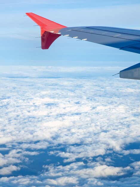 Volar y viajar, vista desde la ventana del avión en el ala.