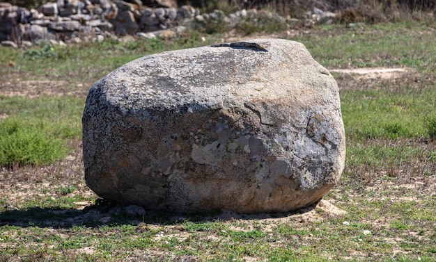 Volax-Dorf auf der Insel Tinos, Kykladen, Griechenland. Riesiges Granit-Vulkangestein. Sommertag blauer Himmel