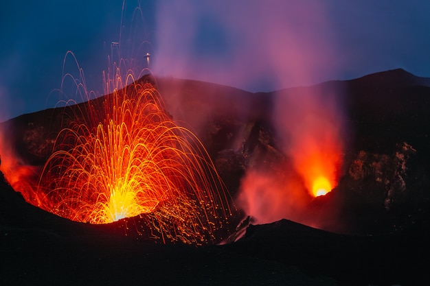 Foto volcán activo de stromboli