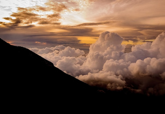 Volcán Bali. Panorama de Bali desde el volcán Agung a 3030 m de altitud al amanecer, Bali, Indonesia