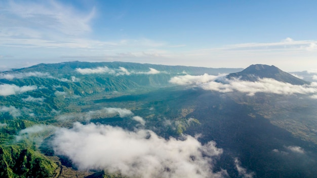 El volcán Batur bajo el cielo azul