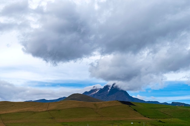 volcán carihuairazo andes montañas ecuador