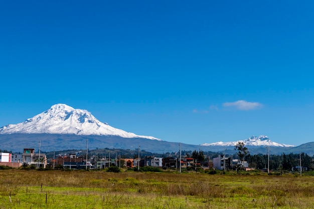 volcán chimborazo, cordillera de los andes ecuador cubierto de nieve