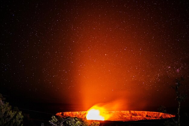 Foto volcán contra el campo de estrellas