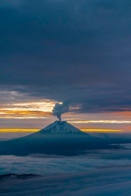 Volcán Cotopaxi en Ecuador al atardecer