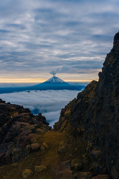 Volcán Cotopaxi en Ecuador al atardecer