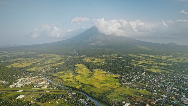 Volcán entra en erupción en la antena del paisaje urbano de campo