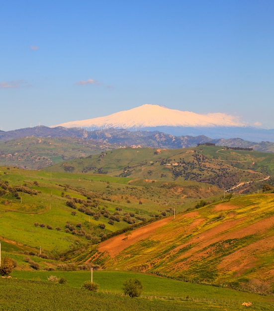 Volcán Etna y campo de Sicilia