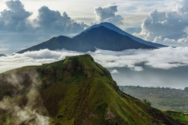 Volcán indonesio activo Batur en la isla tropical Bali. Indonesia. Volcán Batur amanecer serenidad. Cielo del amanecer en la mañana en la montaña. Serenidad del paisaje de montaña, concepto de viaje