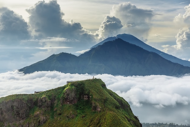 Volcán indonesio activo Batur en la isla tropical Bali. Indonesia. Volcán Batur amanecer serenidad. Cielo del amanecer en la mañana en la montaña. Serenidad del paisaje de montaña, concepto de viaje