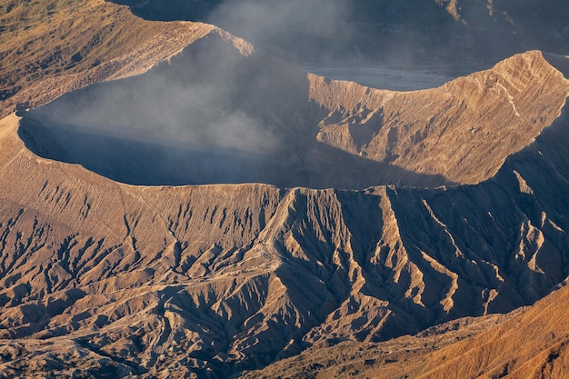 Volcán Monte Bromo Gunung Bromo durante el amanecer desde el punto de vista en el Monte Penanjakan en Java Oriental Indonesia