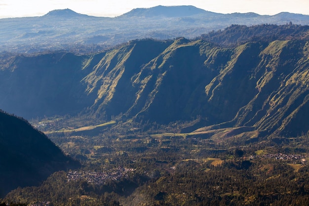 Volcán Monte Bromo Gunung Bromo durante el amanecer desde el punto de vista en el Monte Penanjakan en Java Oriental Indonesia