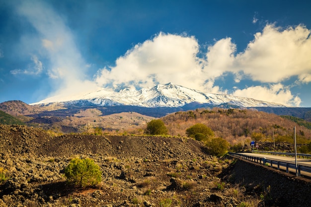 Foto volcán nevado etna fumando