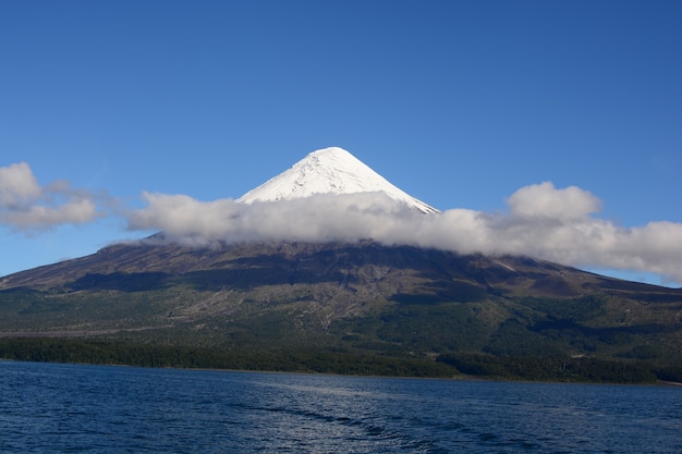 Foto volcán osorno en chile bajo un cielo azul