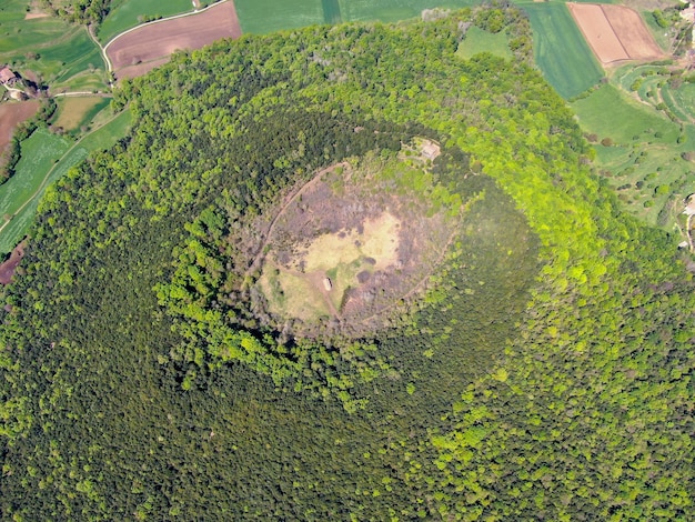 El volcán de Santa Margarida es un volcán extinto en la comarca de la Garrotxa Cataluña España