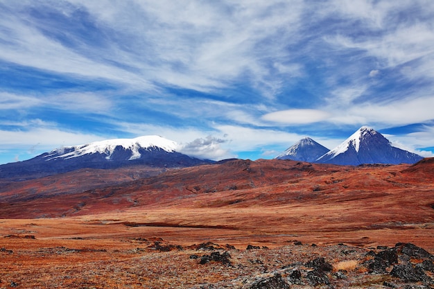 Volcán del valle de los picos nevados de Kamchatka