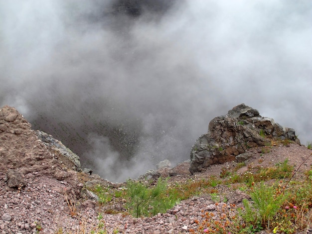 Volcán Vesubio en la niebla Italia