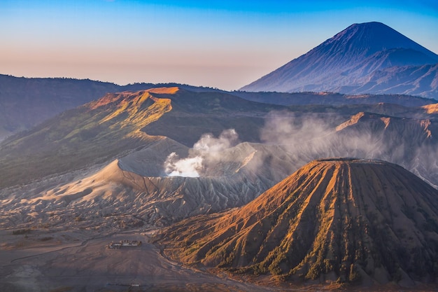 Foto los volcanes bromo y semeru al amanecer en la isla de java, indonesia