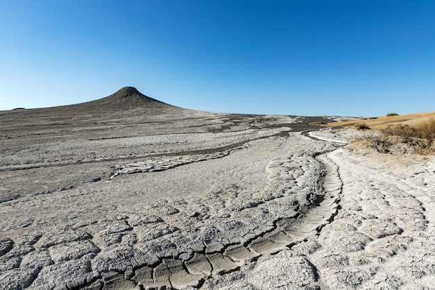 Los volcanes de lodo, un fenómeno natural asombroso