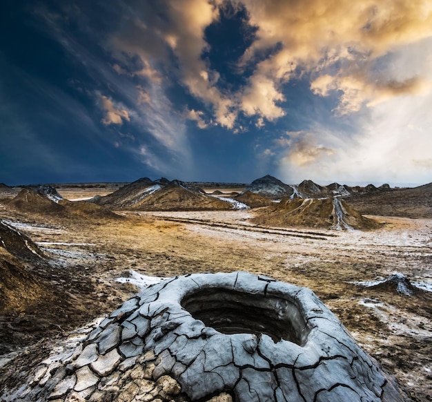 Foto volcanes de lodo de gobustan al atardecer