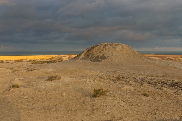 Volcanes de lodo de Gobustan en Azerbaiyán. montaña de barro y cielo de tormenta