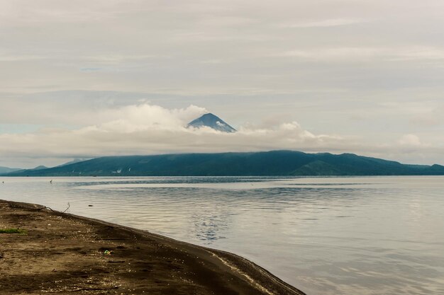 Foto volcanes momotombo y momotombito en el lago managua