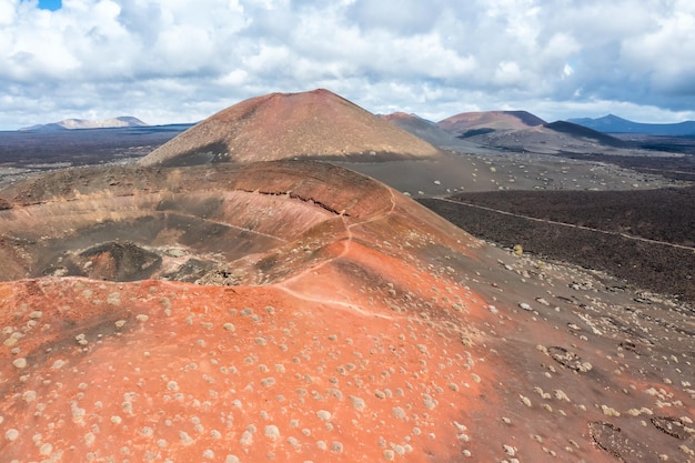 Foto volcanes en el parque nacional de timanfaya en la isla de lanzarote vista aérea en las islas canarias en españa