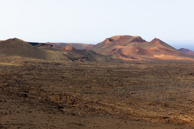 Volcanes de tierra roja en el Parque Nacional de Timanfaya paisaje natural volcánico en la isla de Lanzarote