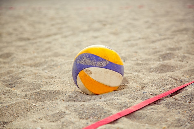 Foto vôlei de praia. bola de jogo sob a luz solar e o céu azul. vôlei na areia na praia