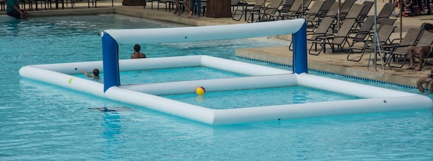 Voleibol na piscina de água