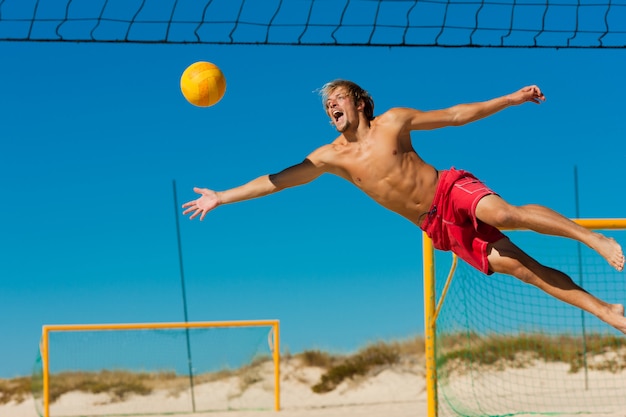 Voleibol de playa - hombre saltando