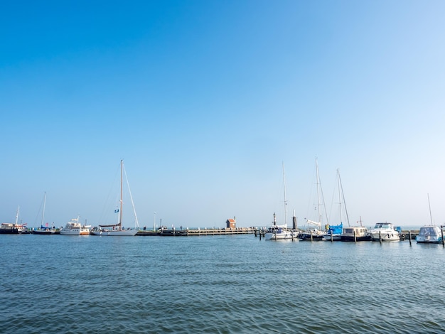 VOLENDAM - 4 DE OCTUBRE: Escena de la ciudad, muelle de yates y pueblo de pescadores en Volendam, pequeña y linda ciudad de Holanda, fue tomada el 4 de octubre de 2015.