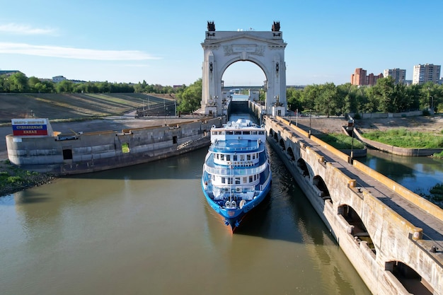 Volgograd Rússia 15 de junho de 2022 VolgaDon Shipping Canal em homenagem a Lenin Glory to the Great Lenin Passageiros Alexandre Benois com turistas a bordo deixa o 1º bloqueio