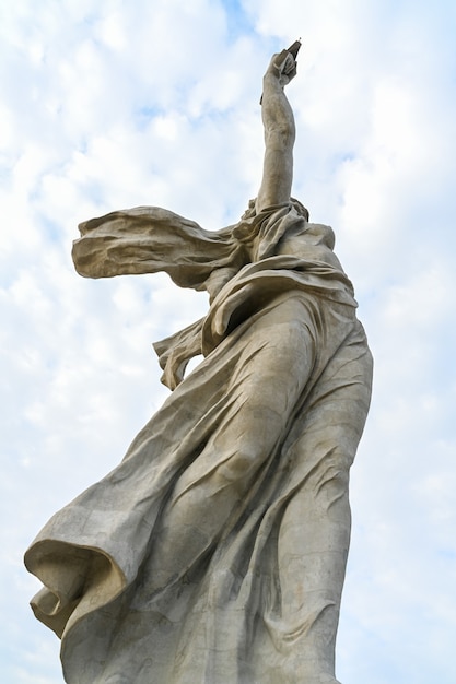 Foto volgogrado, rusia - 03 de abril de 2021: monumento a las llamadas de la patria. complejo conmemorativo mamayev kurgan. escultura 