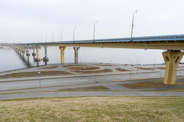 Foto volgogrado, rusia - 30 de mayo de 2021: puente de volgogrado sobre el río volga, una de las instalaciones de infraestructura de transporte más grandes de importancia rusa. el 