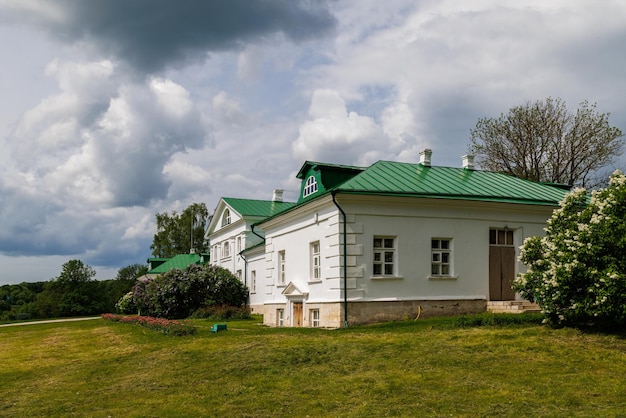 Volkonskiy-Haus am sonnigen Frühlingstag in Yasnaya Polyana Russland