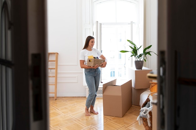 Foto voll erschossene frau macht es sich zu hause bequem