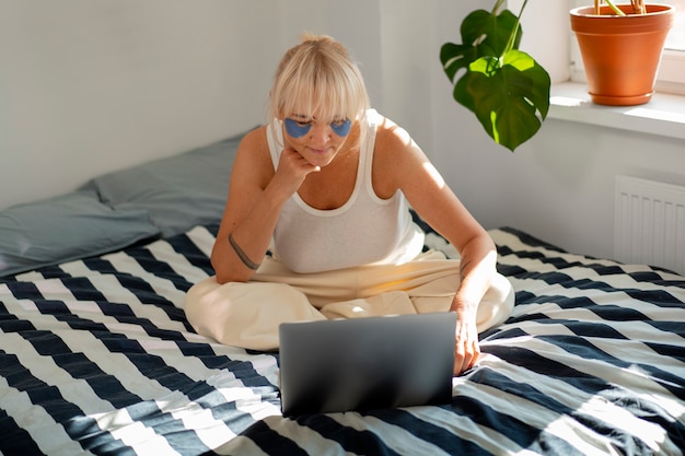 Foto voll erschossene frau mit laptop zu hause