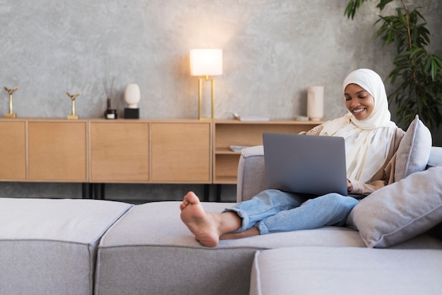 Voll erschossene Frau mit Laptop