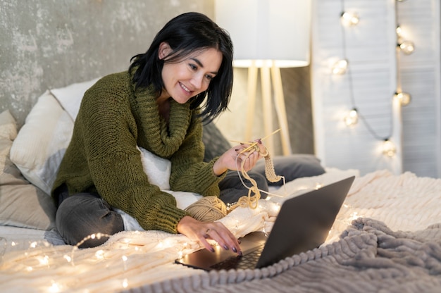 Voll erschossene Frau mit Laptop