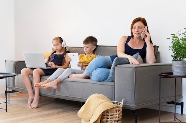 Foto voll erschossene frau und kinder mit geräten