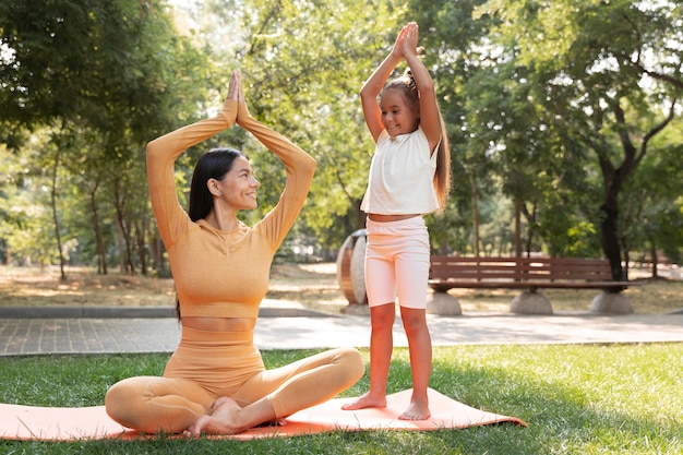 Voll erschossene Frau und Mädchen beim Yoga