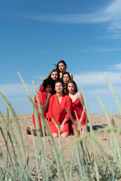 Voll erschossene Frauen, die am Strand posieren