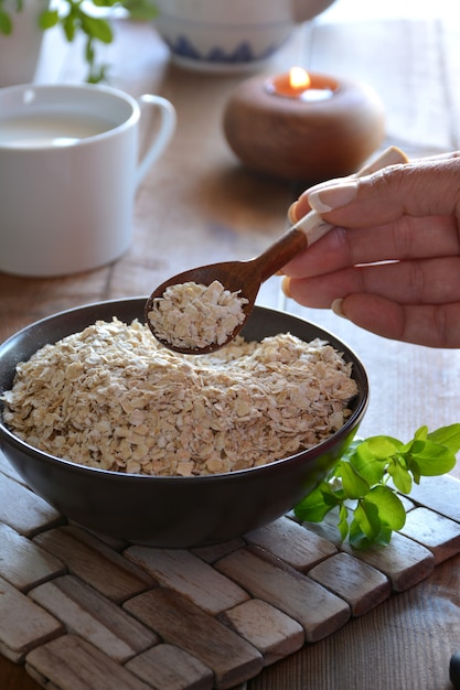 Voll Haferflockenschüssel, begleitet von Milch